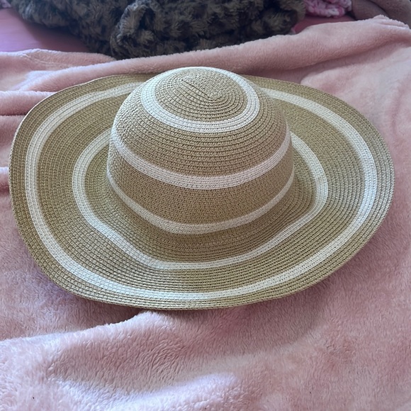 Target Beachwear Floppy Sun Hat Tan & White Striped - Picture 2 of 2